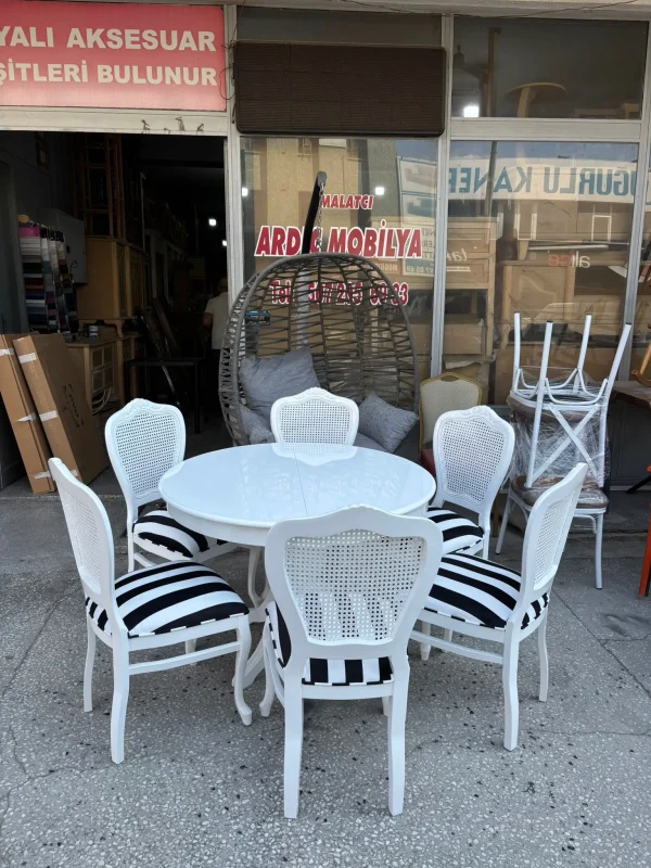Baba ayak yuvarlak masa takımı parlak beyaz lake boya bambu hasırlı sandalyeler
