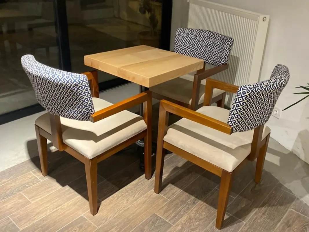 Modern cafe dekorasyonu için geometrik desenli ahşap masa sandalye takımı, toptan cafe mobilyası imalat