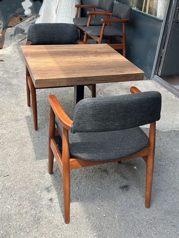 Modern cafe dekorasyonu için gri kumaş döşemeli ahşap masa sandalye takımı, toptan cafe mobilyası imalat