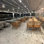Modern cafe dekorasyonu için hasır örgülü masa sandalye takımı, toptan cafe mobilyası imalat