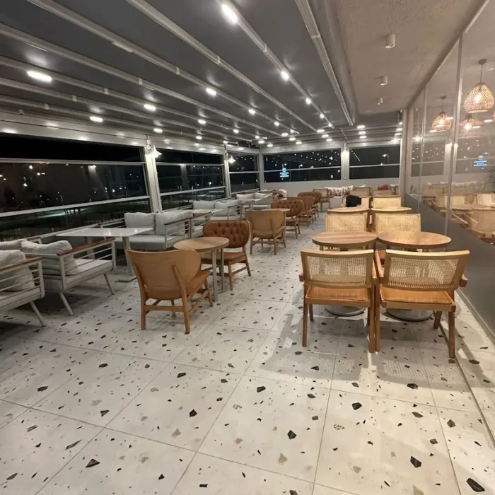 Modern cafe dekorasyonu için hasır örgülü masa sandalye takımı, toptan cafe mobilyası imalat