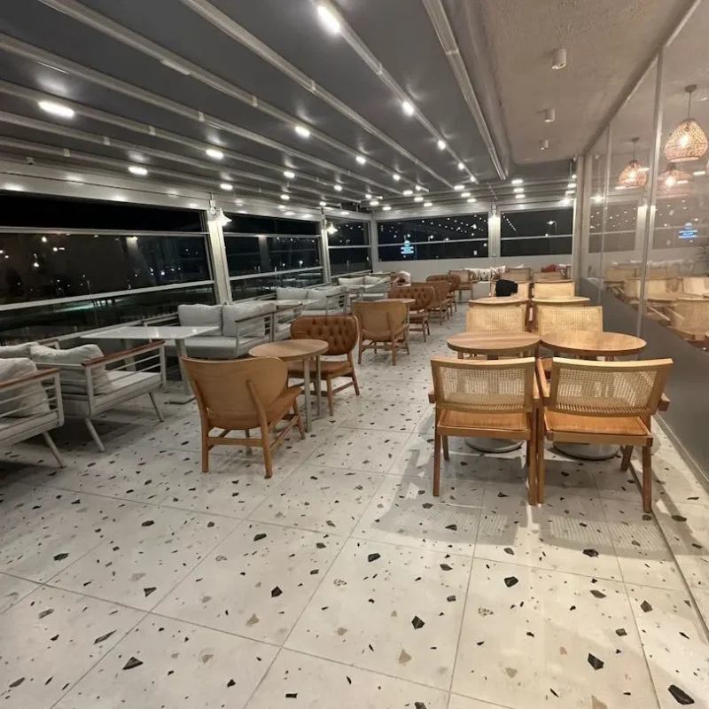 Modern cafe dekorasyonu için hasır örgülü masa sandalye takımı, toptan cafe mobilyası imalat