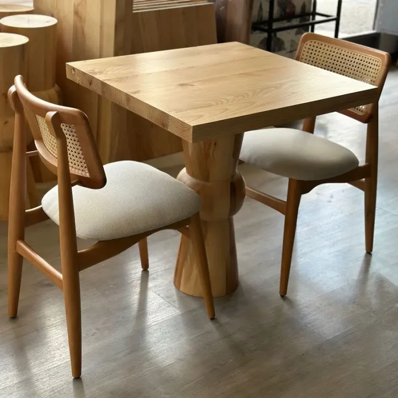 Modern cafe dekorasyonu için hasır örgülü doğal ahşap masa sandalye takımı, toptan cafe mobilyası imalat