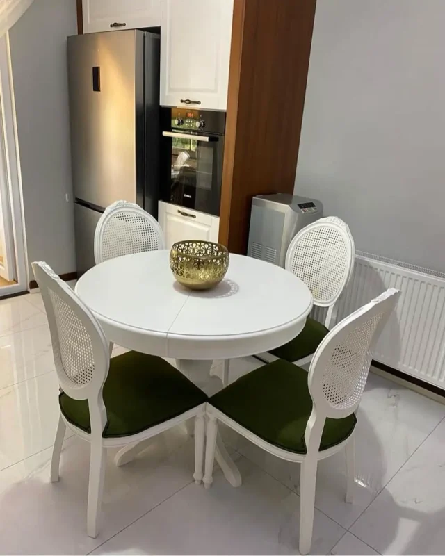 Beyaz açılır yuvarlak mutfak masası 4 hasır sırtlı yeşil döşemeli sandalye İstanbul