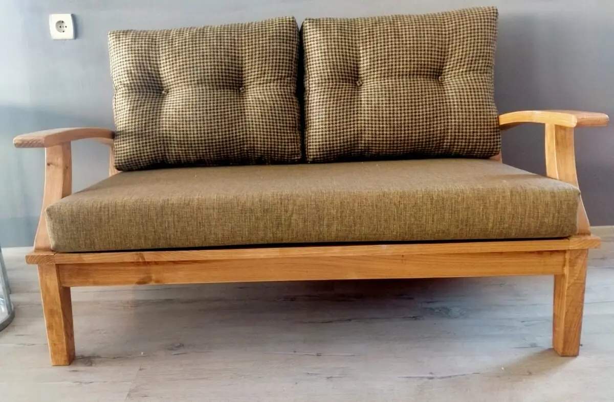 Doğal ahşap çerçeveli 2li koltuk haki yeşil minder ve ince kareli sırt yastıkları