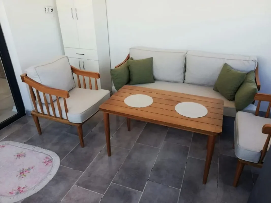 Doğal ahşap balkon mobilya takımı 3lü koltuk ve 2 tekli koltuk beyaz minder yeşil yastık ile dekore edilmiş