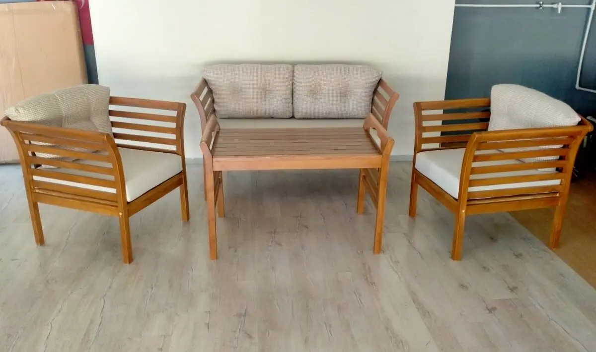 Doğal ahşap balkon mobilya takımı 4 parça set ince kareli yastık ve beyaz minder