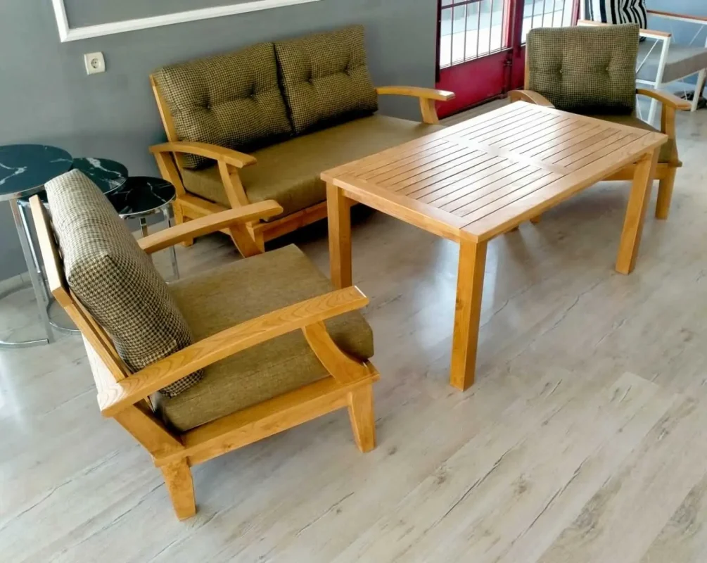 Doğal ahşap çerçeveli balkon mobilya takımı haki yeşil minderler ve kareli sırt yastıkları ile 4 parça set